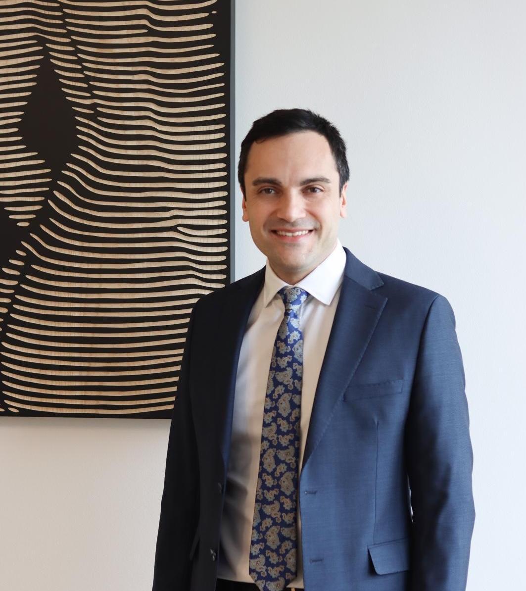 Assoc. Prof. Dr. Ayhan Işık Erdal, facial fat transfer surgeon in Istanbul